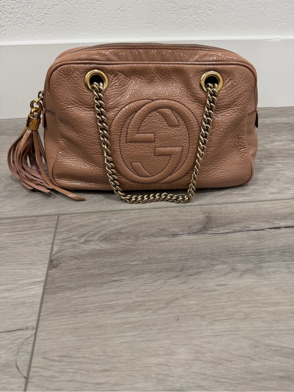 Women’s Gucci Soho Chain Shoulder Patent Leather Bag in Tan